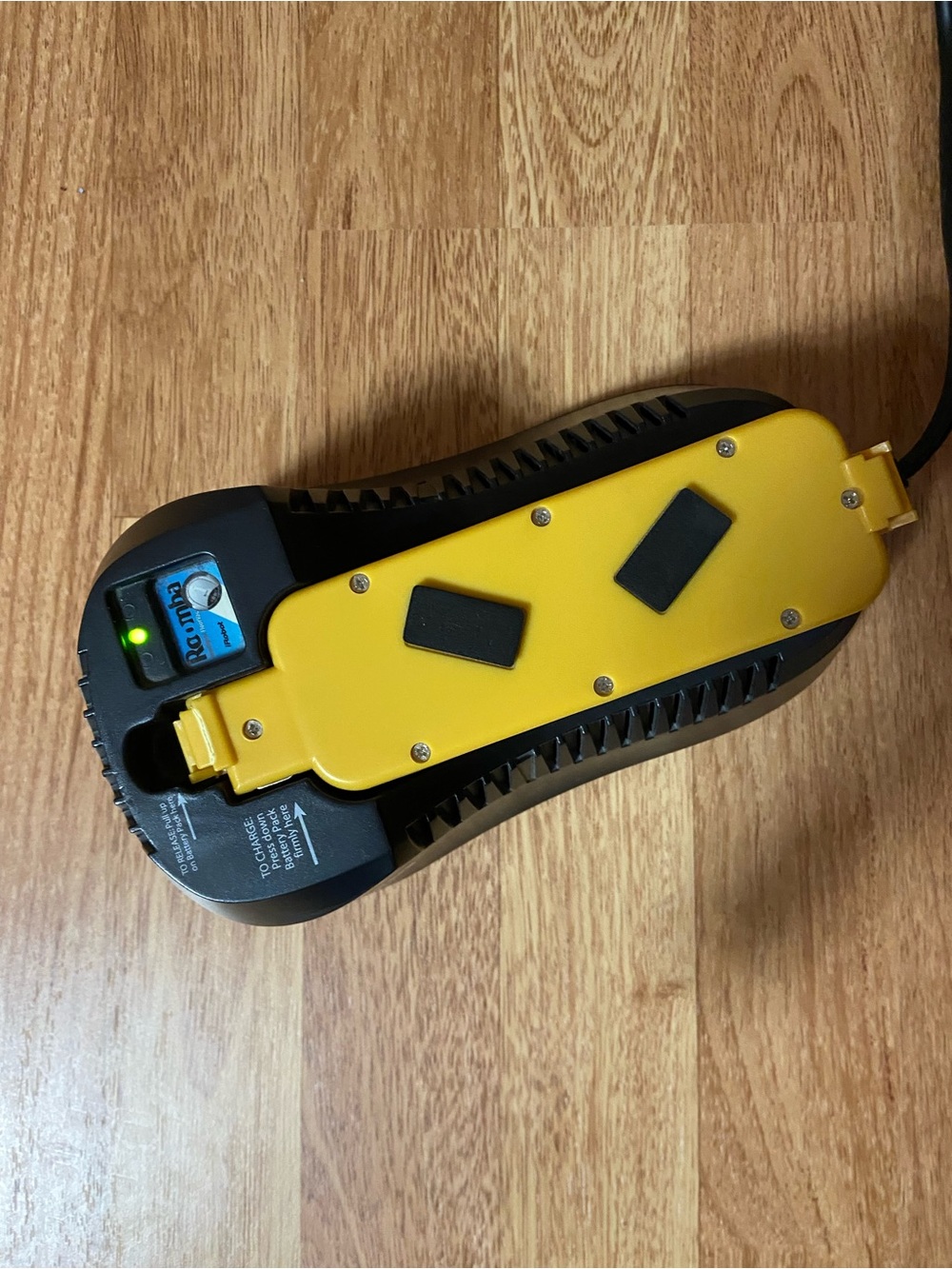 Rapid charger rOoMbA floorvac model#02004 battery charge iRobot - Picture 3 of 9